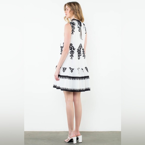 NWT THML Black & White Sleeveless Dara Tiered Midi Dress Sz. MEDIUM - Picture 6 of 6